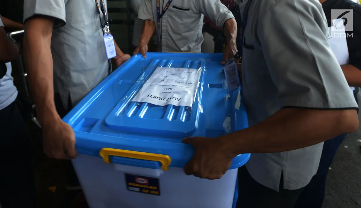 Petugas KPU mengirimkan alat bukti ke Mahkamah Konstitusi (MK), Jakarta, Rabu (12/6/2019). Alat-alat bukti ini akan dijadikan modal bagi KPU untuk menjawab gugatan sengketa perselisihan hasil pemilihan umum (PHPU) yang diajukan paslon 02 Prabowo Subianto-Sandiaga Uno. (merdeka.com/Imam Buhori)