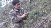 Wang Kaixue, menjalankan hobinya untuk bersihkan ranjau darat tanpa alat pelindung apapun. Source: Youtube/Leon K. Geist