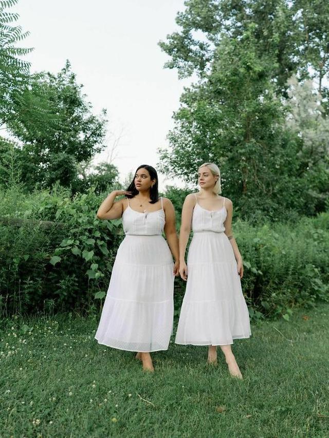 7 Potret Dua Sahabat Tunjukkan Model Baju Sama di Bentuk Tubuh Berbeda, Inspiratif