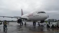 Pesawat Batik Air PK-LUT dengan nomor penerbangan ID-6803 akhirnya dievakuasi dari landasan pacu Bandara Sultan Thaha, Jambi (DJB), pada Minggu (7/3/2021) ini.