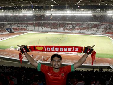 Suporter asal Jakarta, Mulki, bepose di SUGBK, Senayan, Jakarta, Minggu (14/1/2018). Selain untuk menyaksikan laga Indonesia Vs Islandia, kehadiran para suporter juga karena ingit melihat wajah baru SUGBK. (Bola.com/M Iqbal Ichsan)