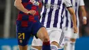 Gelandang Barcelona, Frenkie de Jong mengontrol bola saat menjamu Real Valladolid dalam pertandingan pekan ke-11 La Liga  di Camp Nou, Selasa (29/10/2019). Barcelona sukses merebut puncak klasemen La Liga pekan ini setelah menang telak dengan skor 5-1 atas Valladolid. (AP/Joan Monfort)