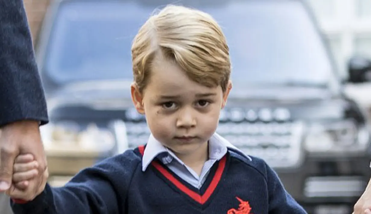 Wajah mungil pangeran George selalu menarik perhatian publik, begitu juga dengan tingkahnya yang menggemaskan. Anak laki-laki berusia empat tahun itu kini sudah mulai bersekolah di Thomas's Battersea, London, Inggris. (AFP/Richard Pohle)