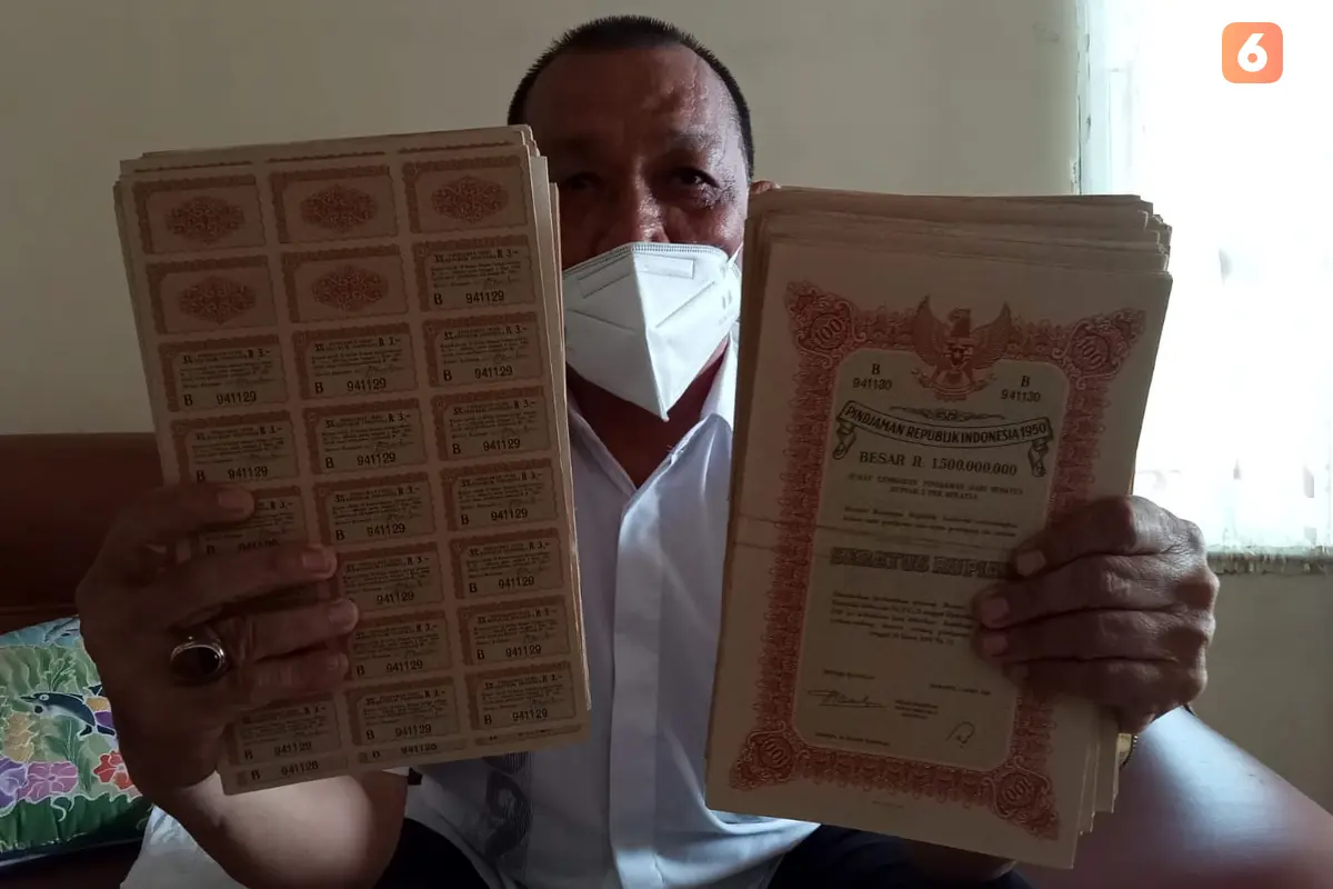 Oni Rahim saat memperlihatkan dokumen perjanjian piutang negara indonesia kepada keluarganya (Arfandi Ibrahim/Liputan6.com)