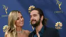 Model senior Heidi Klum dan pacarnya, Tom Kaulitz saat menghadiri Emmy Awards 2018 di Los Angeles, AS, Senin (17/9). Menurut Heidi, perbedaan usia antara dia dan Tom tidak menjadi penghalang. (VALERIE MACON/AFP)