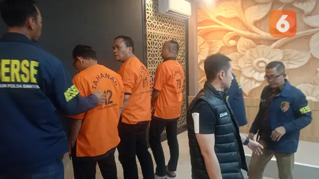 Para Tersangka Kadin Cilegon Minta Proyek Rp5 Triliun di Polda Banten. (Jumat, 16/05/2025). (Yandhi Deslatama/Liputan6.com).