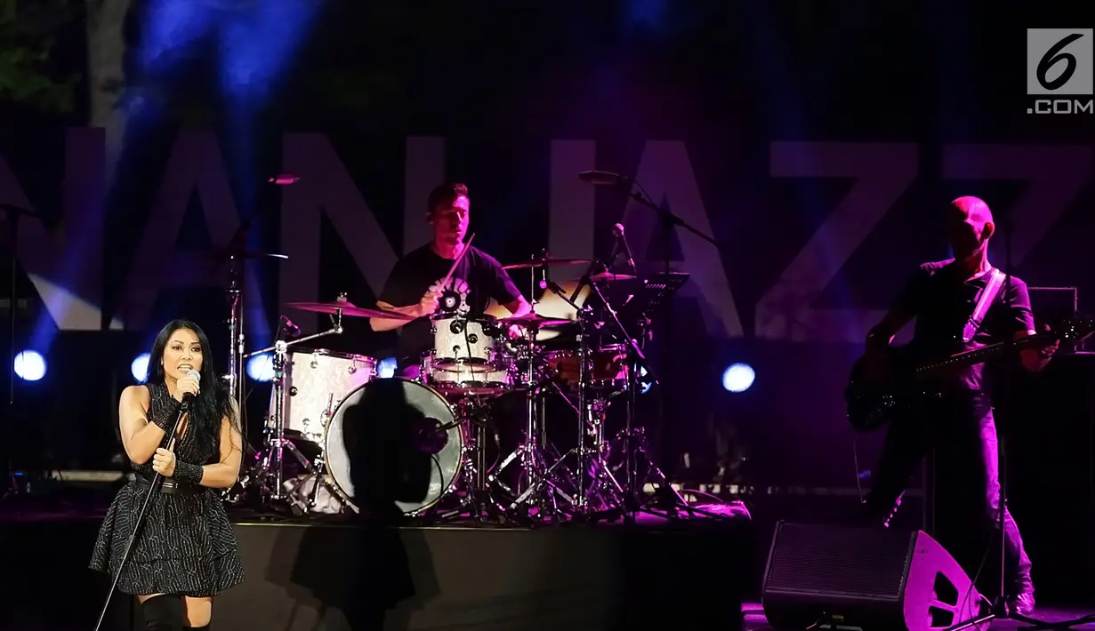 Penyanyi Anggun C Sasmi tampil menghibur penonton pada acara Prambanan Jazz Festival 2019 di Candi Prambanan, DI Yogyakarta, Minggu (7/7/2019). Tidak kurang dari 12 lagu dinyanyikan pemilik nama lengkap Anggun Cipta Sasmi ini  bersama bandnya selama satu jam. (Fimela.com/Bambang E. Ros)