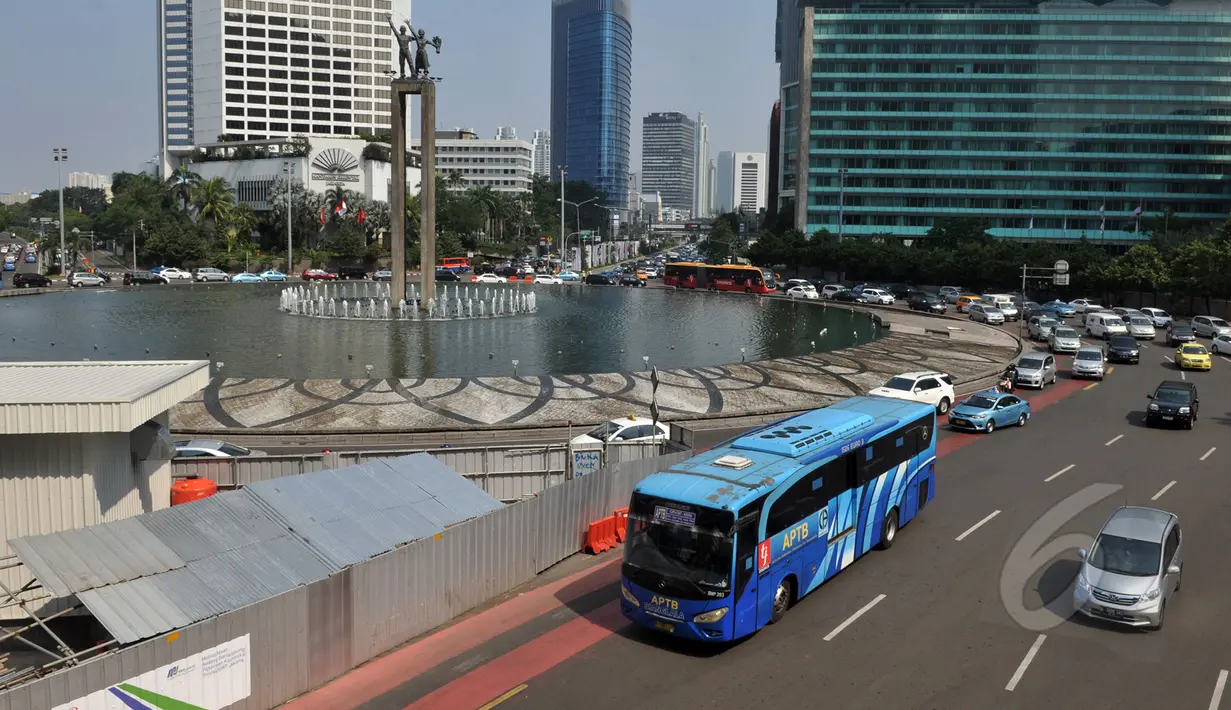 Tidak tercapainya kesepakatan besaran pembayaran tarif rupiah per kilometer  antara APTB dengan Tranjakarta menyebabkan APTB dilarang melintas jalur Transjakarta mulai pekan depan, Jakarta, Kamis (7/5/2015).  (Liputan6.com/Johan Tallo)