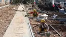 Suasana penyelesaian pembuatan trotoar di kawasan Senayan, Jakarta, Senin (28/8). Pembuatan trotoar dilakukan dalam rangka menyambut event Asian Games 2018 mendatang yang akan digelar di Jakarta dan Palembang. (Liputan6.com/Immanuel Antonius)