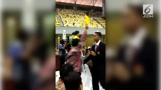 Sosok Zaadit Taqwa viral karena aksinya mengacungkan kertas warna kuning ke arah Presiden, Joko Widodo.