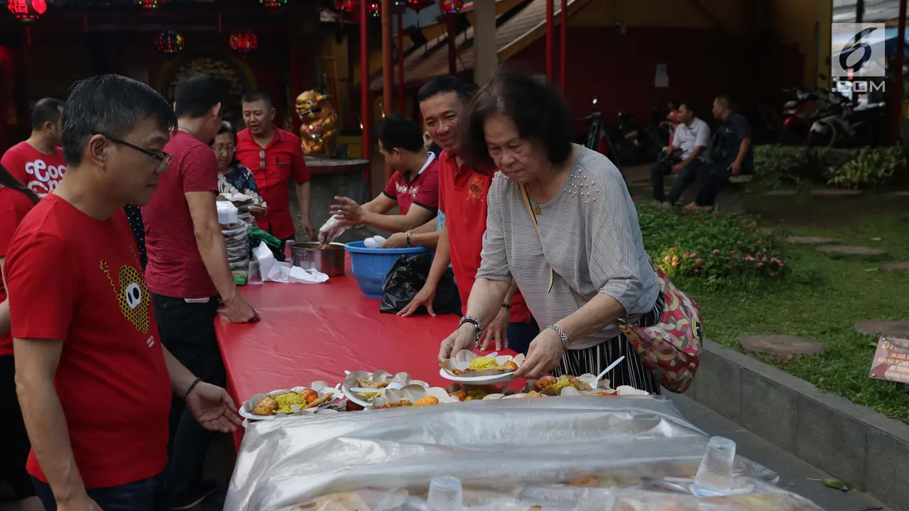 Komunitas Muslim Tionghoa Indonesia Sajikan Menu Berbuka Puasa di Vihara Dharma Bakti