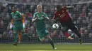 Gelandang Manchester United, Paul Pogba, berebut bola dengan pemain Watford, Will Hughes, pada laga Premier League di Stadion Old Trafford, Sabtu (30/3). Manchester United menang 2-1 atas Watford. (AP/Martin Rickett)