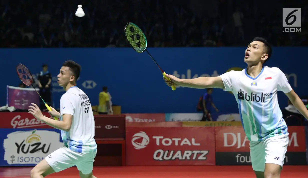 Pebulu tangkis ganda putra Indonesia, Fajar Alfian/M Rian Ardianto saat melawan Huang Kai Xiang/Liu Cheng (China) di Babak 32 besar Indonesia Open 2019 di Istora Senayan, Jakarta, Rabu (17/7/2019). Fajar/Rian unggul 18-21, 21-14, 21-16. (Liputan6.com/Helmi Fitrhiansyah)