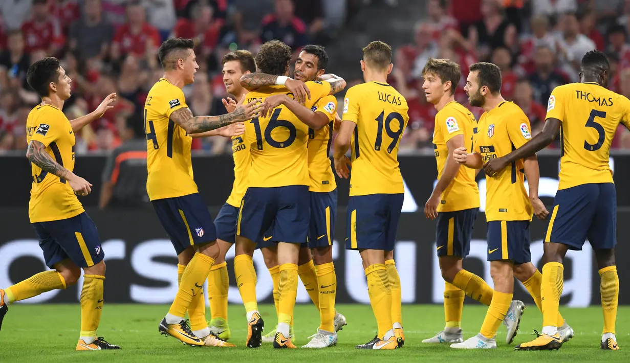 Pemain Atletico Madrid melakukan selebrasi usai berhasil mengalahkan Liverpool pada laga final Audi Cup 2017 di Stadion Allianz, Munchen, Rabu (2/8/2017). Atletico Madrid menang 5-4 atas Liverpool melalui babak adu penalti. (AFP/Christof Stache)