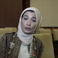 Arzetti Bilbina sibuk berkarir di dunia hiburan dan politik. Tetapi, menurutnya keluarga adalah bagian terpenting dan tidak boleh ia abaikan.