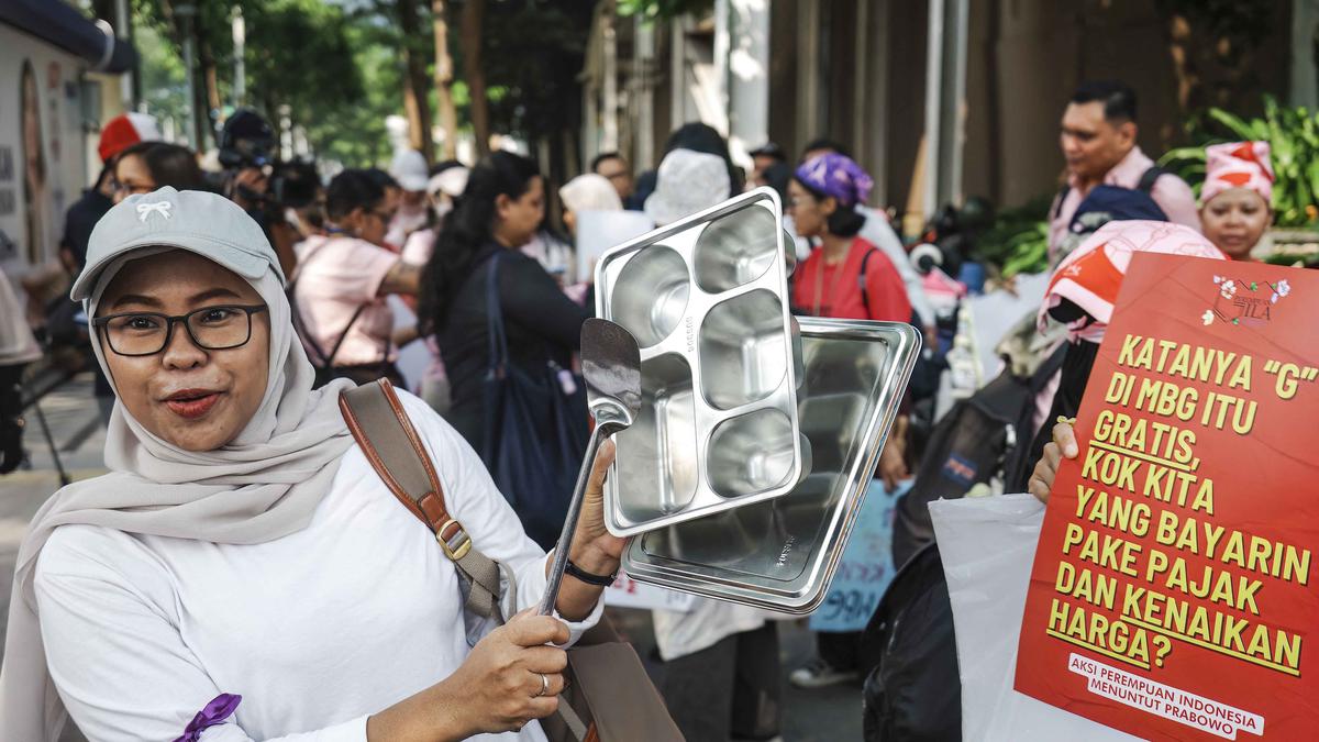 Unjuk Rasa Aliansi Perempuan Indonesia Tuntut Hentikan MBG