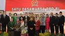 Jokowi dan JK berpose bersama para anggota DPD saat acara Hut DPD yang ke-10, di Gedung Nusantara IV DPR RI, Senayan, Jakarta, Senin (29/9/2014) (Liputan6.com/Herman Zakharia)