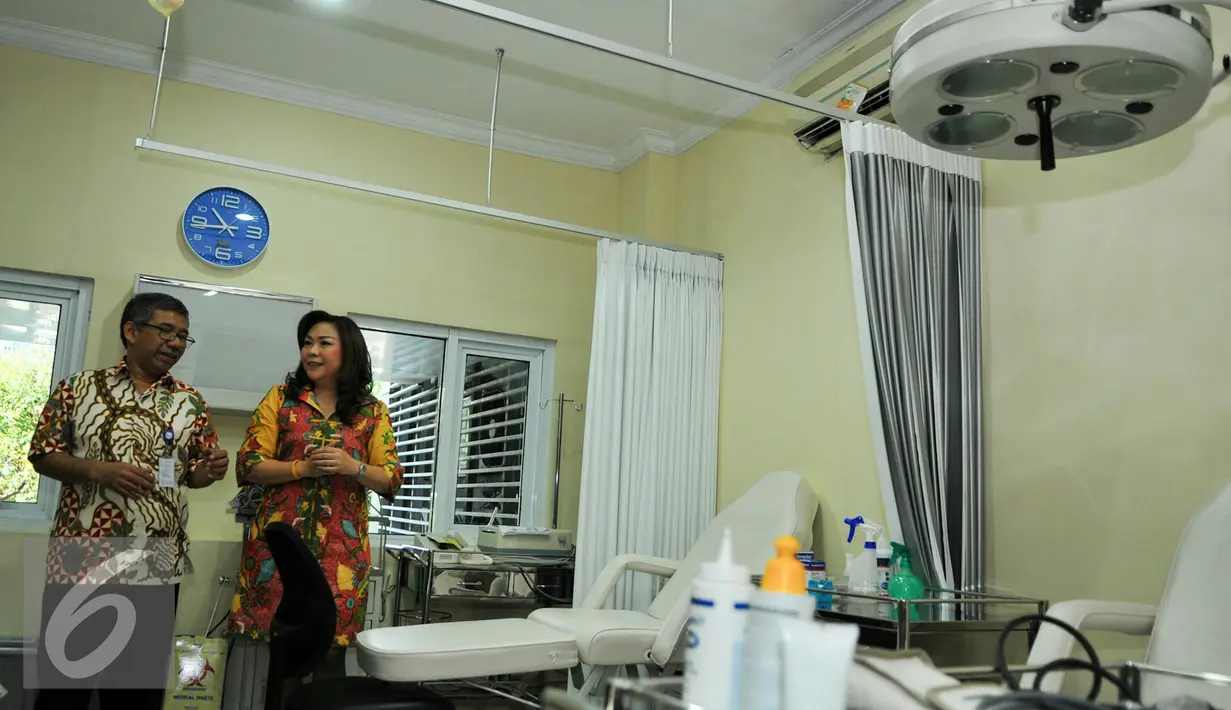 Presiden Direktur Sun Life Financial Elin Waty (kiri) dan Kepala Divisi Metabolik Dep Penyakit Dalam RSCM Em Yunir saat melihat ruangan Poliklinik Edukasi Diabetes Melitus Terpadu di RSCM, Jakarta, Rabu (8/6). (Liputan6.com/Yoppy Renato)