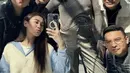 Aaliyah dan Pinka bersama teman-teman yang lain pun berkunjung Team Lab Planet Tokyo. Aaliyah mengenakan kemeja lengan panjang bergaris biru dengan vest putih serasi dengan celana nya.  [@aaliyah.massaid]