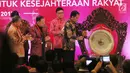 Presiden Joko Widodo memukul gong saat membuka Rapat Koordinasi Nasional Pengendalian Inflasi Tahun 2017 yang dihadiri 14 menteri kabinet, Gubernur, Walikota, dan Bupati se-Indonesia di Hotel Sahid, Jakarta, Kamis (27/7). (Liputan6.com/Angga Yuniar)