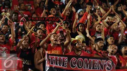 Suporter menyanyikan lagu dukungan jelang pembukaan Torabika Soccer Championship presented by IM3 Ooredoo di Stadion Mandala Jayapura, Papua, Jumat (29/4/2016). Laga perdanamempertemukan Persipura vs Persija. (Liputan6.com/Helmi Fithriansyah)