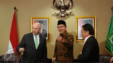 Menteri Agama Lukman Hakim Saifuddin (tengah) saat menerima Dubes Amerika Serikat untuk Indonesia, Joseph R Donovan di Kemenag, Jakarta, Selasa (7/2). Kunjungan tersebut untuk memperbanyak kerjasama di bidang pendidikan. (Liputan6.com/Helmi Fithriansyah)