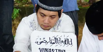 Sehari menjelang tampil bersama bandnya, Sheila On 7, di We The Fest 2016, Brian tengah dirundung duka. Sang ibunda dari drummer band Sheila On 7  itu menghembuskan napas teakhirnya. (Syaiful Bahri/Bintang.com)