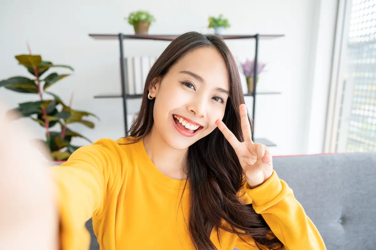 perempuan baju kuning selfie