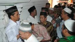 [FOTO] Jokowi Dicium dan Disalami Jamaah Serang
