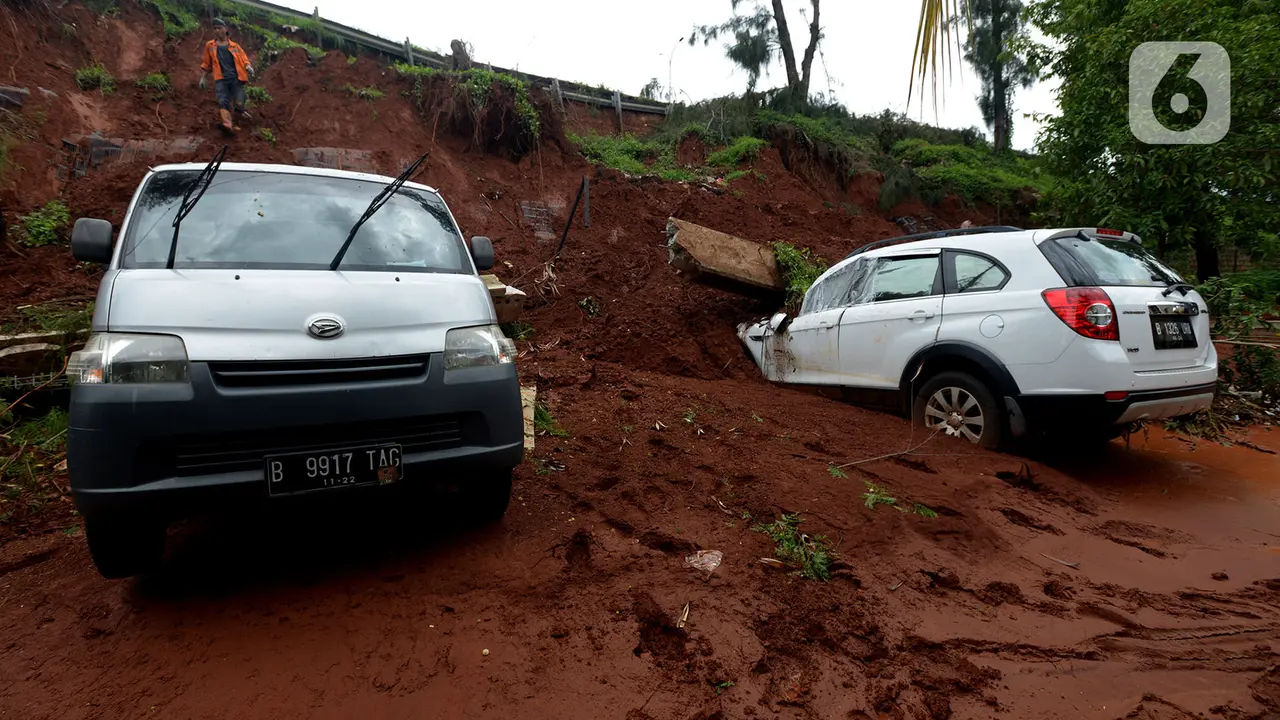 2 Mobil Tertimpa Longsor Dinding Tol JORR Cikunir
