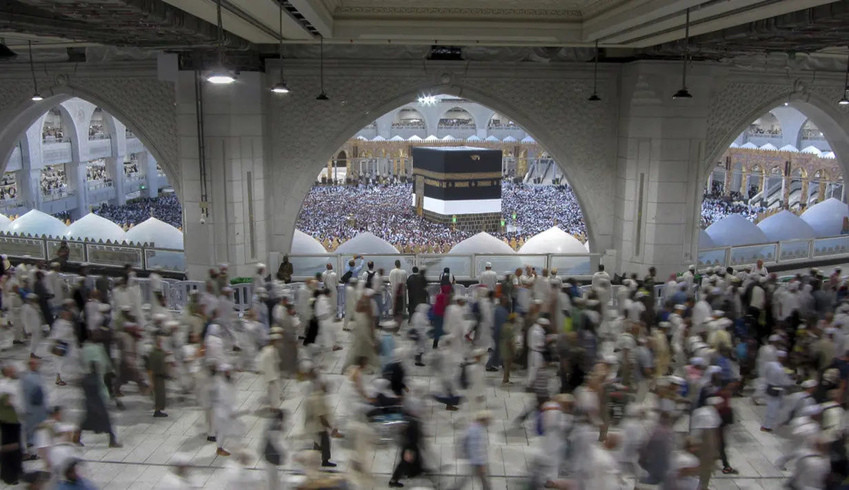 <p>Lebih dari 2,5 juta muslim dunia diperkirakan akan ambil bagian dalam ziarah tahunan tersebut. Angka jemaah tahun ini melonjak karena pembatasan pandemi virus corona COVID-19 diberlakukan sejak 2020 telah dilonggarkan sepenuhnya. (AP Photo/Amr Nabil)</p>