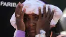 Serena Williams mendinginkan wajahnya dari terpaan suhu panas pada babak semifinal grandslam Prancis Terbuka. (AP/Francois Mori)