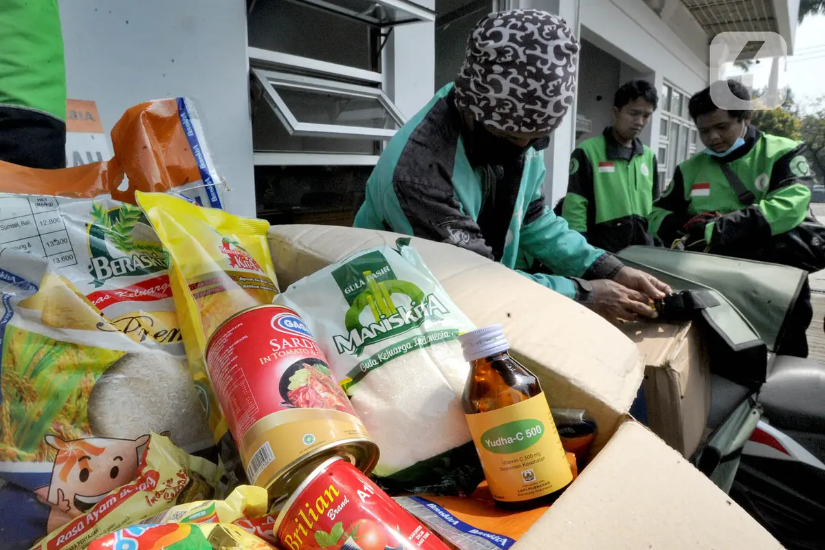 FOTO: Pemprov Jabar Salurkan Bantuan untuk Warga Terdampak COVID-19