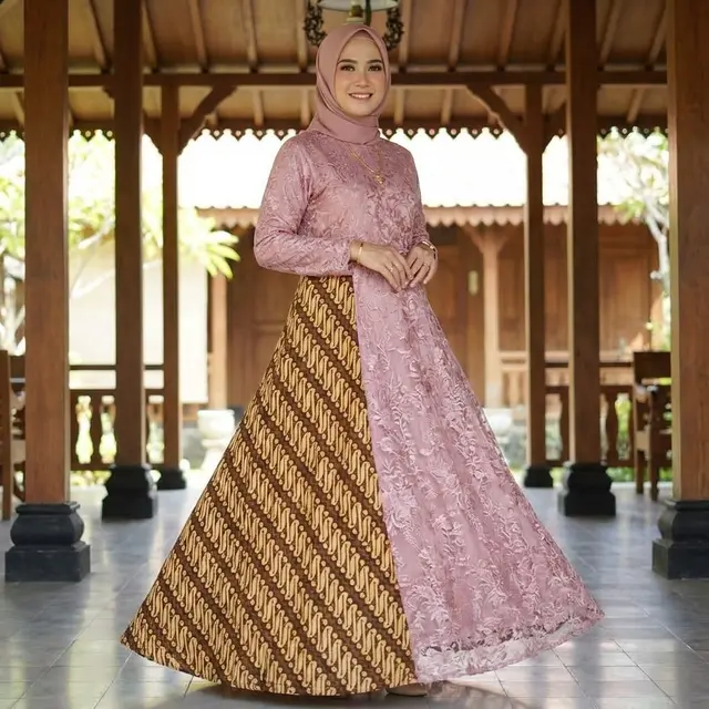 Gamis Brokat Panjang dengan Batik Dipanjangkan pada Rok