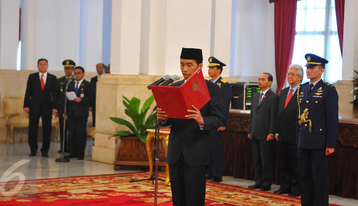 Presiden Joko Widodo membacakan sumpah jabatan pelantikan Marsekal Madya Hadi Tjahjanto menjadi Staf Angkatan Udara (Kasau) di Istana Negara, Jakarta, Rabu (18/1). Hadi Tjahjanto menggantikan Agus Supriatna. (Liputan6.com/Angga Yuniar)