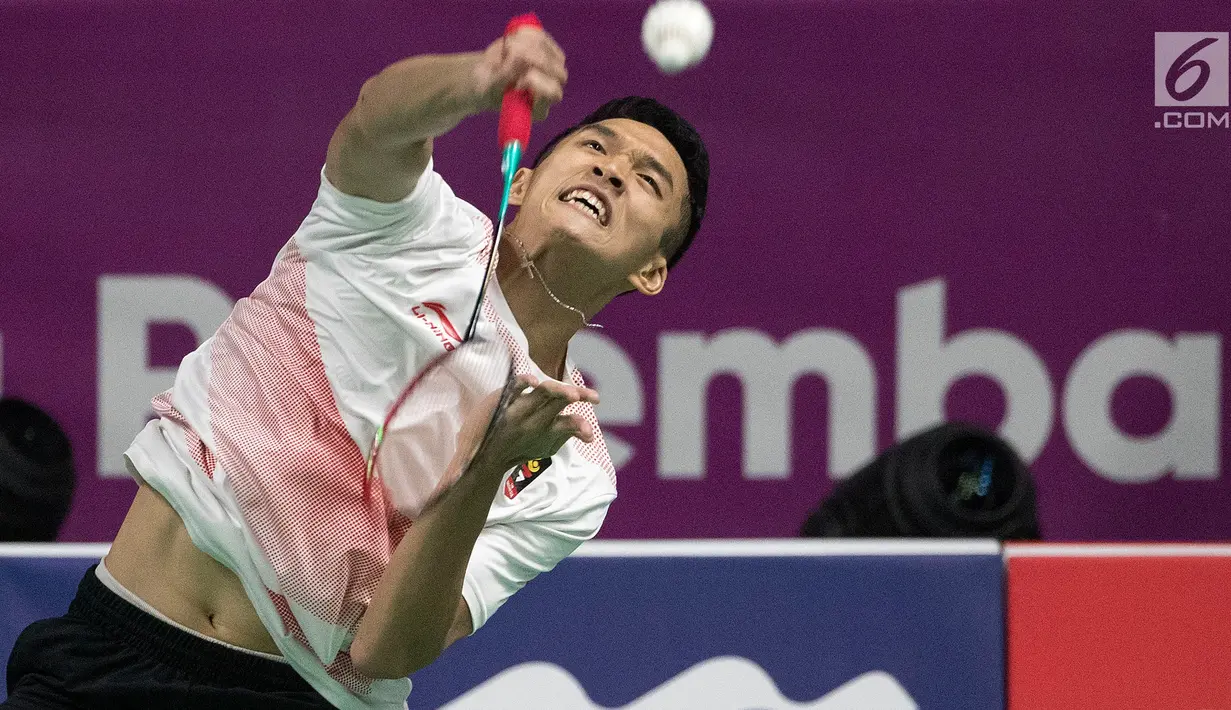 Pebulutangkis Indonesia, Jonatan Christie saat melawan wakil Chinese Taipei, Chou Tien Chen pada final bulutangkis perseorangan Asian Games 2018 di Istora Senayan, Selasa (28/8/). Jonatan menang 21-18, 20-22, 21-15. (Bola.com/Peksi Cahyo)