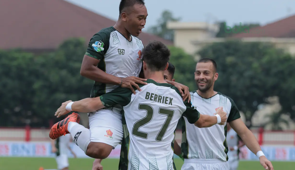 Para pemain PS Tira merayakan gol Berriex saat melawan Bhayangkara FC pada lanjutan Liga 1 2018 di Stadion PTIK, Jakarta, Jumat (4/5/2018). Bhayangkara bermain imbang 1-1 dengan PS Tira. (Bola.com/Nick Hanoatubun)