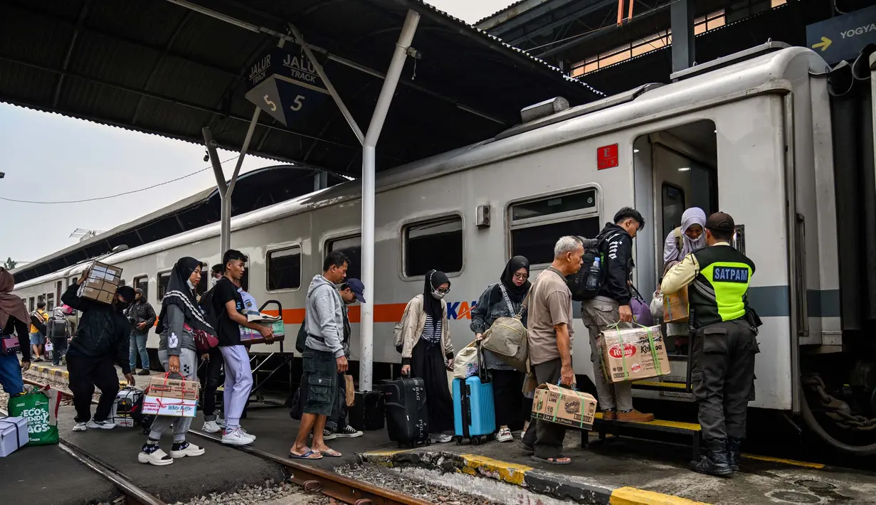 <p>Manager Humas KAI Daop 8 Surabaya, Luqman mengatakan pada Jumat (28/3/2025). bahwa hari ini merupakan puncak arus mudik para pelanggan yang menggunakan moda transportasi kereta api. (JUNI KRISWANTO/AFP)</p>