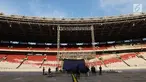Pekerja membangun panggung kampanye akbar pasangan capres-cawapres nomor urut 01 Joko Widodo-Ma'ruf Amin di SUGBK, Jakarta, Jumat (12/4). Jokowi-Ma'ruf akan menggelar kampanye akbar di SUGBK pada 13 April 2019. (merdeka.com/Imam Buhori)