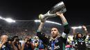 Kapten Real Madrid, Sergio Ramos, mengangkat trofi Piala Super Eropa usai mengalahkan Manchester United di Stadion Philip II, Skopje, Selasa (8/8/2017). Ini merupakan gelar Piala Super Eropa keempat bagi Real Madrid. (AFP/Dimitar Dilkoff)