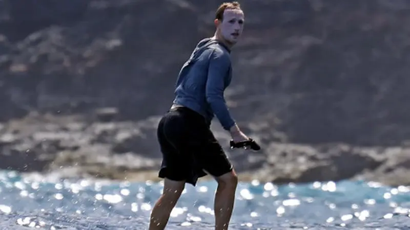 Mark Zuckerberg Selancar Pakai Sunscreen Tebal, Netizen: Mirip Joker