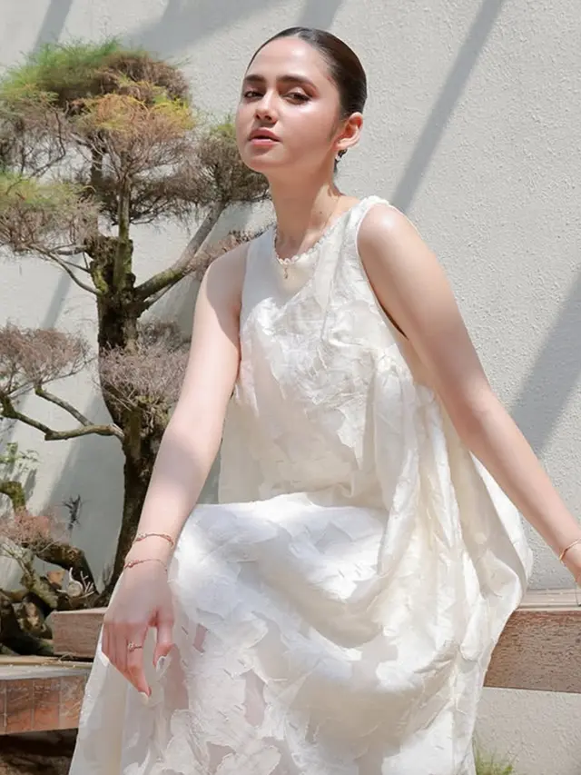 OOTD Syifa Hadju dengan tampil flawless. [@lotusgoldofficial]