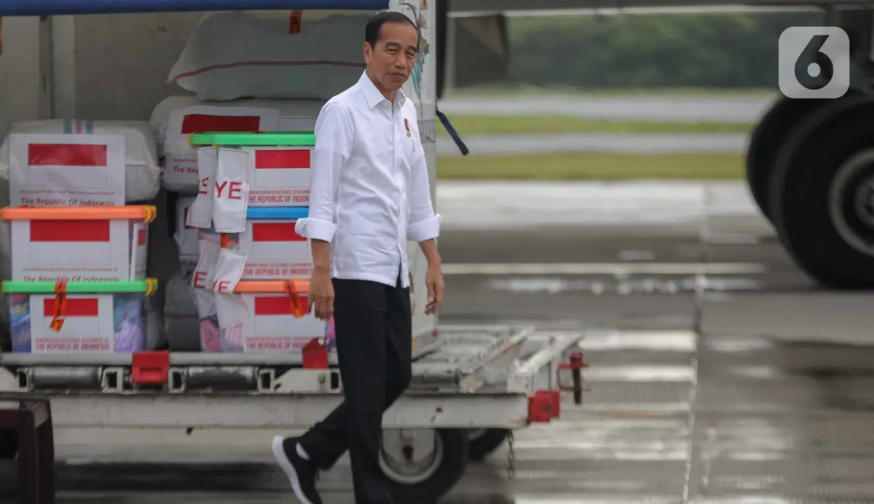 Presiden Joko Widodo saat melepas bantuan tahap tiga untuk penanganan gempa di Turki dan Suriah di di Base Ops Lanud Halim Perdana Kusuma, Jakarta, Selasa (21/2/2023). Jokowi mengungkapkan pemerintah Indonesia sebelumnya telah mengirimkan tim SAR dan tim medis dan rumah sakit lapangan untuk korban gempa Turki dan Suriah. (Liputan6.com/Faizal Fanani)