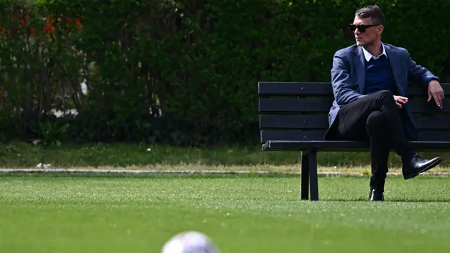 Foto: Gaya Paolo Maldini Pantau Latihan AC Milan Jelang Lawan Napoli di Leg Pertama Perempat Final Liga Champions 2022 / 2023