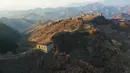 <p>Foto dari udara yang diabadikan pada 4 November 2020 ini menunjukkan pemandangan musim gugur di Tembok Besar seksi Yumuling di Wilayah Qianxi, Provinsi Hebei, China utara. (Xinhua/Yang Shiyao)</p>