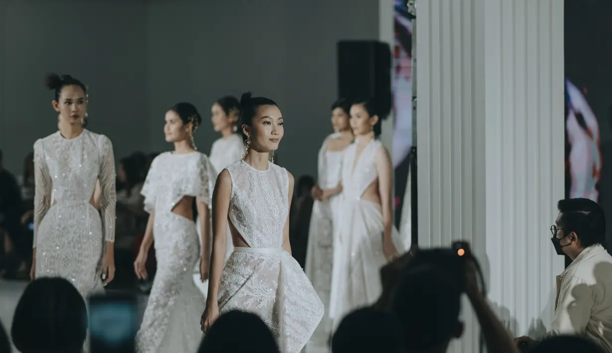Babak kedua: Kini menghadirkan koleksi baru bernuansa SS 2023. Perpaduan detail ruffles, pita, cape, puffy sleeves, peplum, dan asimetris ditampilkan dalam dress menawan, mulai dari rok A-line, mermaid skirt, jumpsuit, dan midi skirt yang memiliki modern cutout dan backless detail. Foto: Document/Bramanta Wijaya.