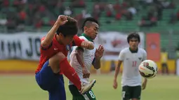 Gelandang timnas Indonesia U-23, Antoni Putro Nugroho (tengah) berebut bola dengan Woo Jusung (Korea Selatan) di kualifikasi grup H Piala Asia 2016 di Stadion GBK Jakarta, Selasa (31/3/2015). Indonesia U-23 kalah 0-4. (Liputan6.com/Helmi Fithriansyah)