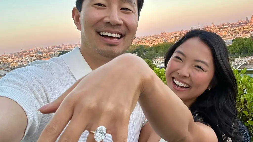 Di usianya yang ke-36, bintang laga Last Breath ini melamar kekasihnya Allison Hsu yang delapan tahun lebih tua darinya. [@allison]