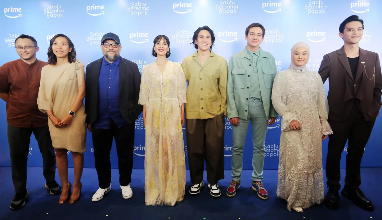 Selain para pemain yang terlihat dalam kemeriahan gelaran acara Blue Carpet Sabtu Bersama Bapak. Tampak hadir juga Sutradara Rako Prijanto, Adhitya Mulya selaku penulis, dan Frederica dari rumah produksi Falcon Pictures. [Foto: Bambang E Ros/Fimela.com]