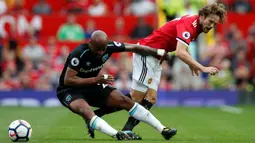 Bek Manchester United, Daley Blind, merebut bola dari striker West Ham, Andre Ayew, pada laga Premier League di Stadion Old Trafford, Manchester, Minggu (13/8/2017). Manchester United menang 4-0 atas West Ham. (Reuters/Andrew Yates)